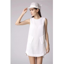 白色无袖连衣裙